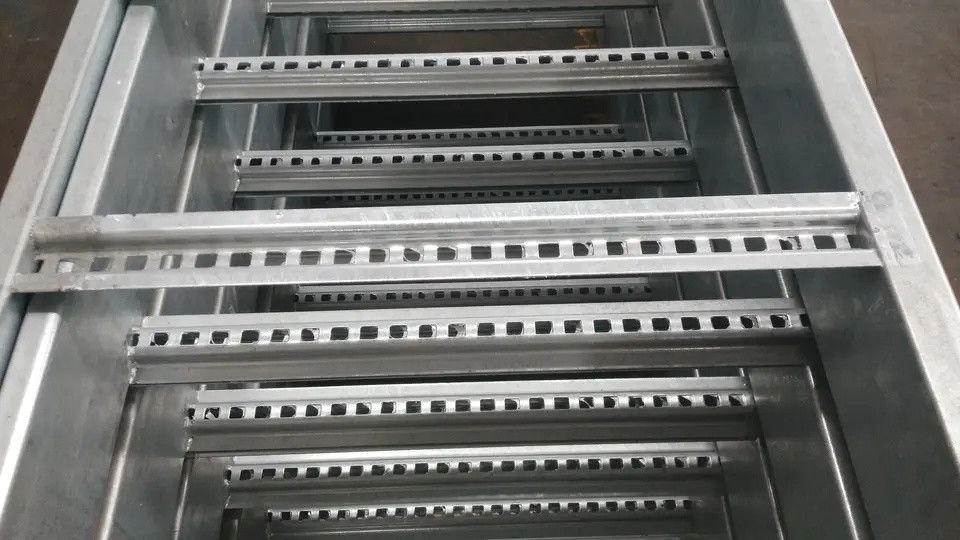 Endüstriyel Paslanmaz Merdiven Tipi Ön Galvanizli Kablo Kanalı 1-12m