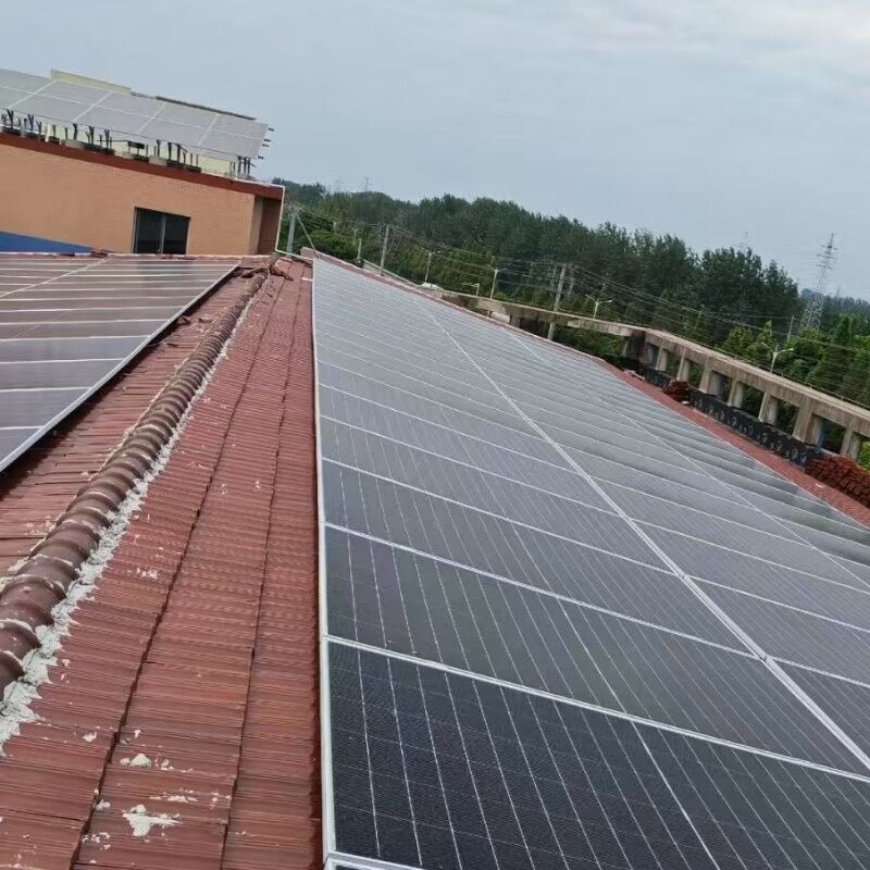 Trapezoid dalgalanmış ve teneke çatılar için çok yönlü ayakta dikiş klemleri ile dayanıklı güneş paneli çatı montaj braketleri Kolay kurulum