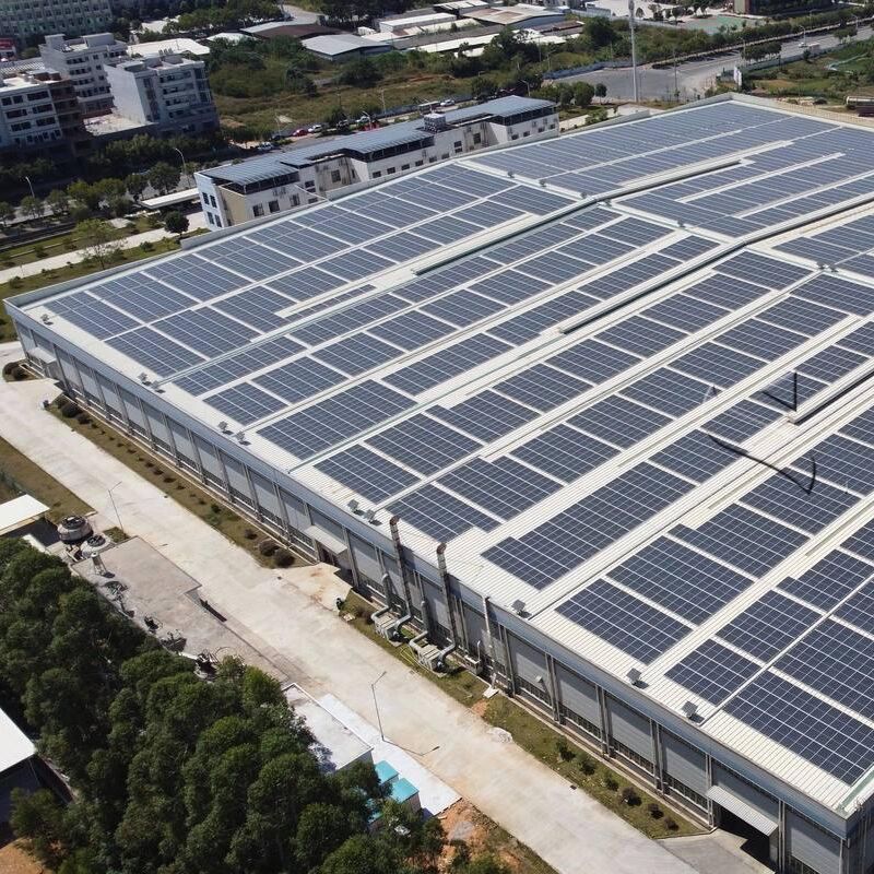 Farklı tipte güneş paneli modülleriyle uyumlu, metal çatılara montajı sağlayan Güneş Paneli Çatı Montaj Braketleri